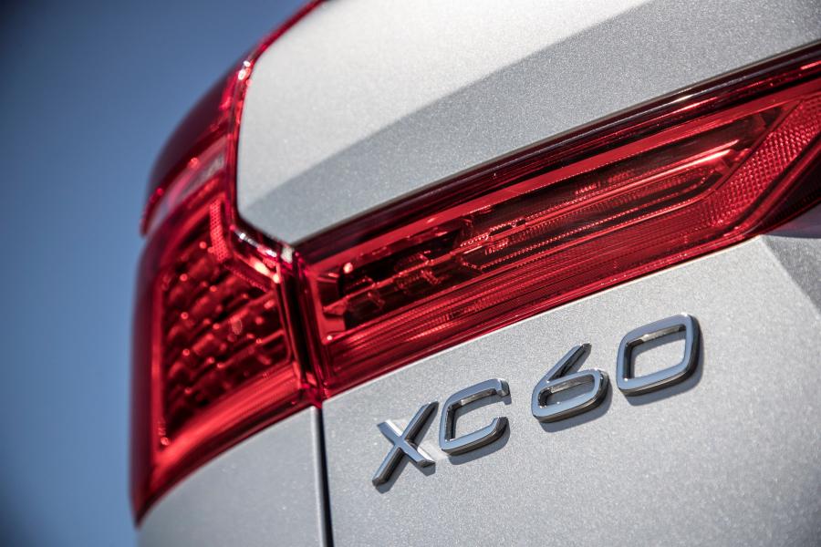 Логотип Volvo XC60 D4 Inscription 2017 года  (UK) (фото 74 из 172)